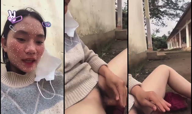 Em nữ sinh lén lút trong sân trường cởi đồ thủ dâm nghe em khẩu dâm mà nứng quá